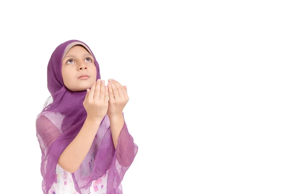 Kleines muslimisches Mädchen betet — Stockfoto