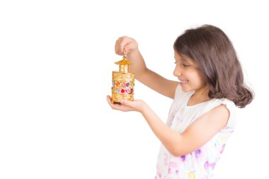 Ramazan Kareem - gülümseyen ve Ramazan fener tutan genç kız