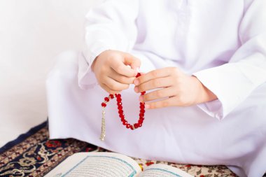 Ramazan portre - el Müslüman çocuğun zikir yapmak
