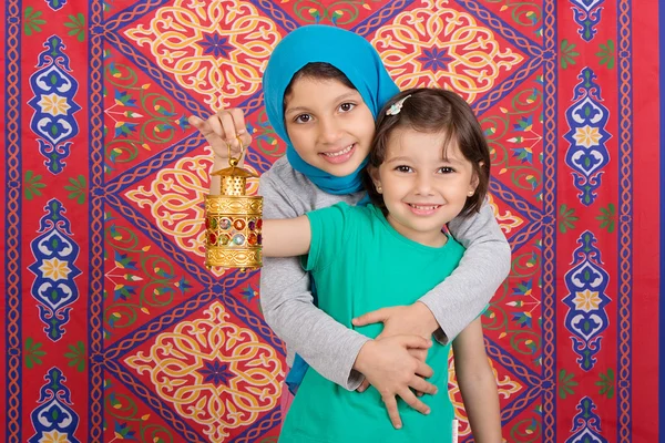 Lycklig familj i Ramadan — Stockfoto