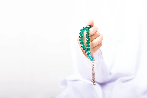 Ramadã Retrato - Mão de criança muçulmana fazendo zikr — Fotografia de Stock