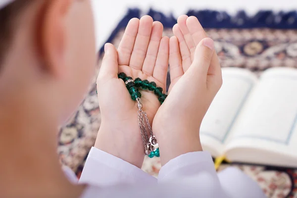 Ramadan-Porträt - kleines muslimisches Kind macht duaa — Stockfoto