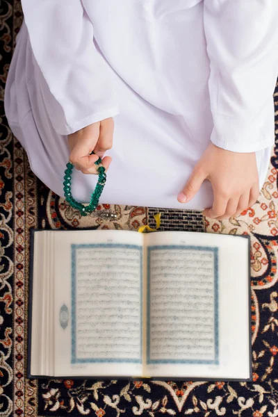 Criança muçulmana lendo Quraan — Fotografia de Stock