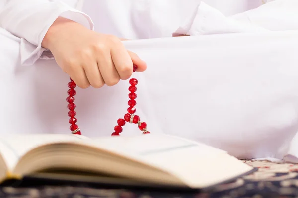 Ramadan-Porträt - Hand eines muslimischen Kindes, das zikr herstellt — Stockfoto