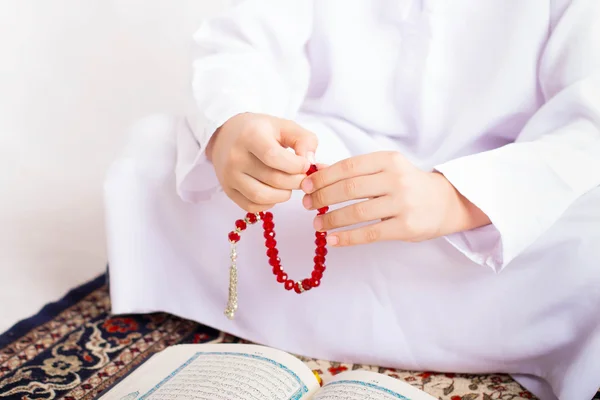 Ramadã Retrato - Mão de criança muçulmana fazendo zikr — Fotografia de Stock