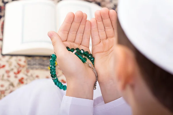 Pequeno garoto muçulmano fazendo duaa no Ramadã — Fotografia de Stock
