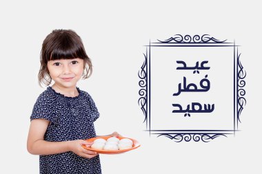 Kahk (tanımlama bilgileri) şölen sunan Müslüman kız