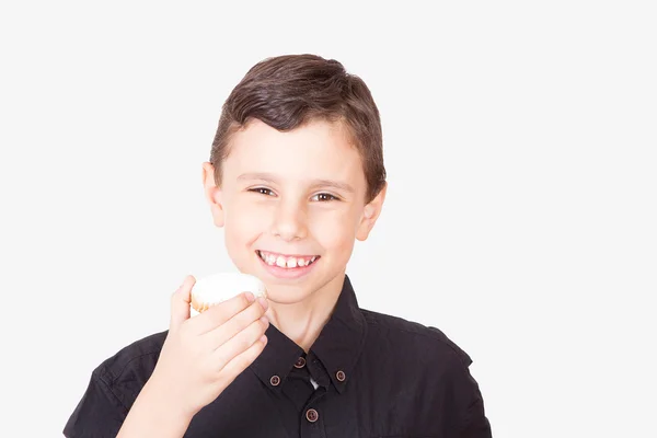 Happy kid manger kahk el Eid (Biscuits de fête  ) — Photo