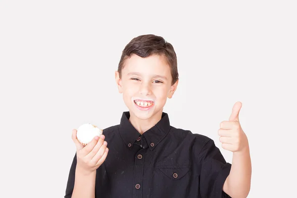 Happy kid manger kahk el Eid (Biscuits de fête  ) — Photo