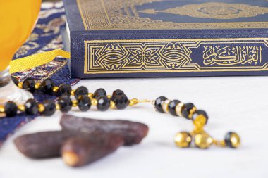 Ramazan ayında mutlu iftar (kahvaltı)