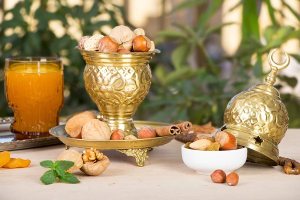 Ramadan orzechy i sok — Zdjęcie stockowe