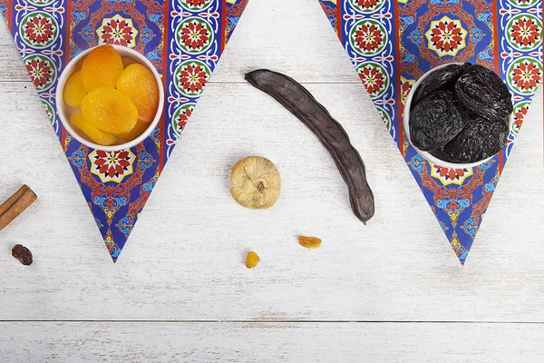 Рамадан фрукты и орехи — стоковое фото