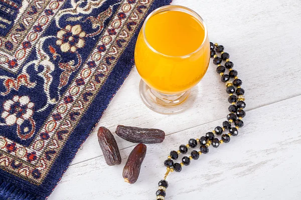 Szczęśliwy iftar (śniadanie) w Ramadan — Zdjęcie stockowe