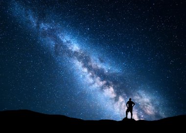 Samanyolu ve yalnız adam silüeti. Gece manzarası