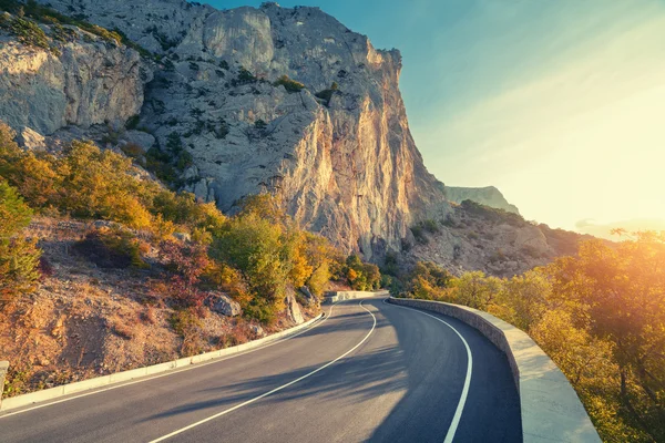 Asphalt road. Colorful landscape with beautiful winding mountain — Stock fotografie