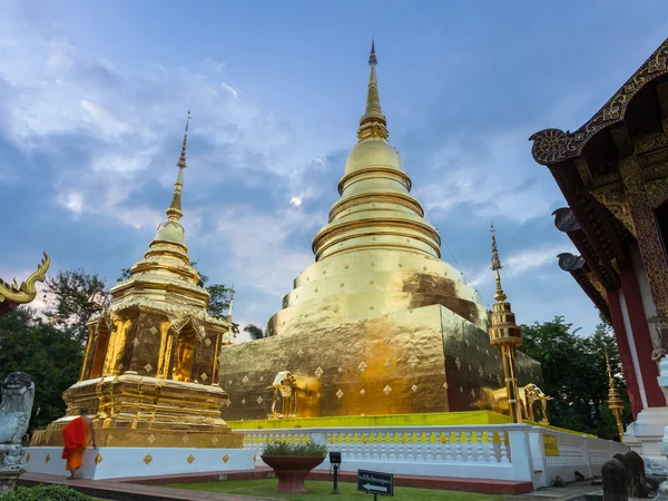 Vista al anochecer de Wat Phra Singh, Chiang Mai, Tailandia —  Fotos de Stock