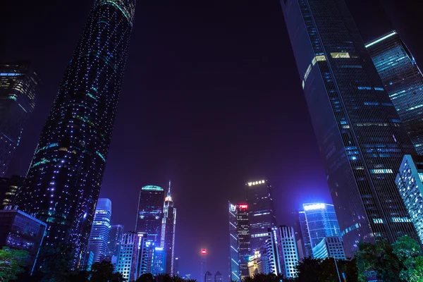 夕暮れ時、中国広州の高層ビル — ストック写真