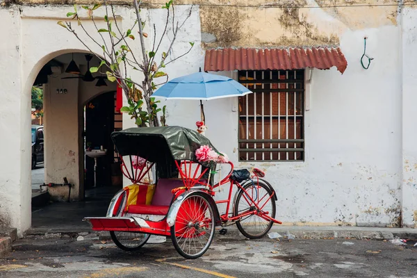 Riksja driewieler op de straat van de George Town, Maleisië — Stockfoto