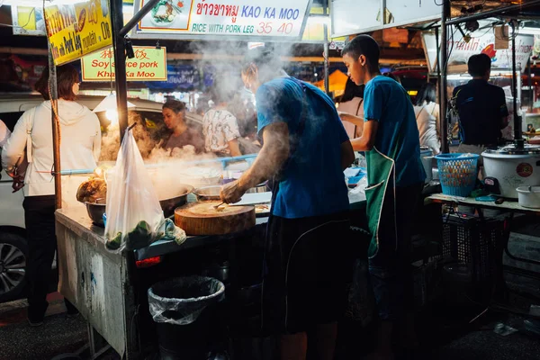 Puesto de comida en el mercado del sábado por la noche, Chiang Mai, Tailandia —  Fotos de Stock