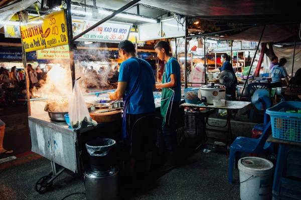 Food stall at the Saturday Night Market, Chiang Mai, Thailand — Stock Photo, Image