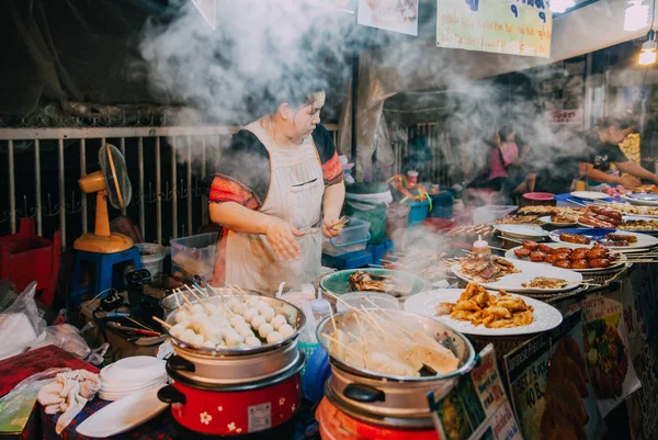 Puesto de comida en el mercado del sábado por la noche, Chiang Mai, Tailandia —  Fotos de Stock