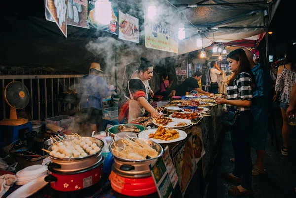 Puesto de comida en el mercado del sábado por la noche, Chiang Mai, Tailandia —  Fotos de Stock