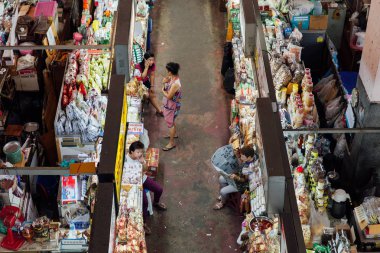 Satıcılar Chinag Mai Warorot piyasada