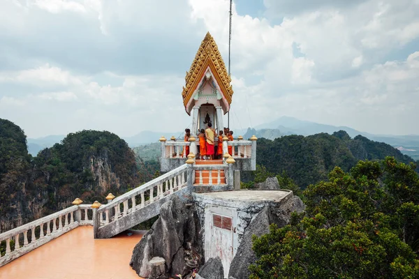 Monjes en la montaña Tiger Cave, Tailandia — Foto de Stock