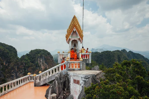 Monjes en la montaña Tiger Cave, Tailandia — Foto de Stock