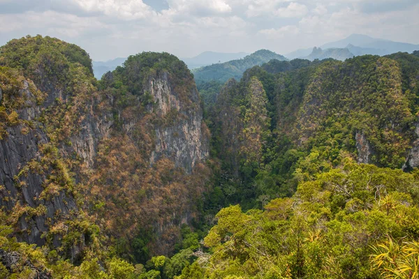 Colinas de piedra caliza en la provincia de Krabi, Tailandia — Foto de Stock