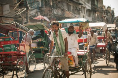 Delhi, Hindistan sokakta çekçek döngüsü
