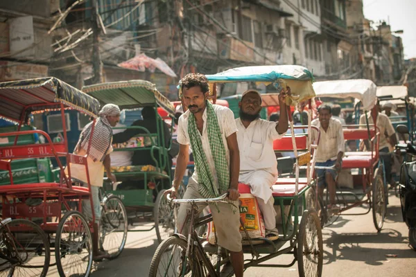 Riksza cyklu przy ulicy w Delhi, Indie — Zdjęcie stockowe