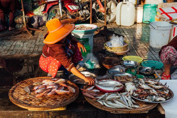 Fish vendor at the morning market, Vietnam — Stock Photo, Image