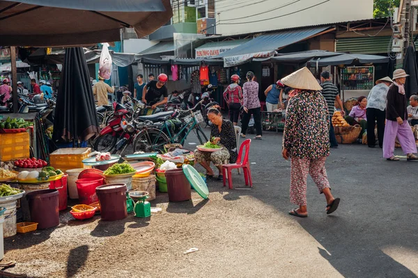 Vrouw op de markt van de ochtend, Vietnam — Stockfoto