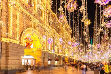 Aydınlatılmış Nikolskaya Caddesi ve Sakız Dükkanı, Moskova, Rusya