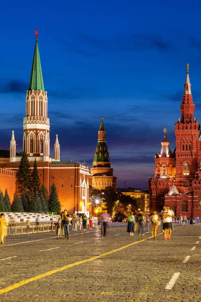 해질 무렵 모스크바에 있는 크렘린 탑들에 빛을 비춘 모습 — 스톡 사진