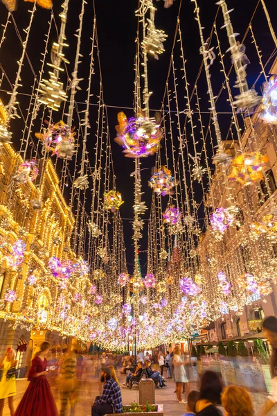 Illuminated Nikolskaya street and the GUM store, Moscow, Russia — Stock Photo, Image