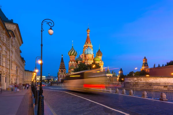St. Catedral de Basílio ao anoitecer, Praça Vermelha, Moscou — Fotografia de Stock