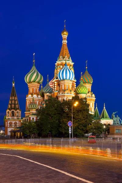 St. Catedral de Basílio ao anoitecer, Praça Vermelha, Moscou — Fotografia de Stock