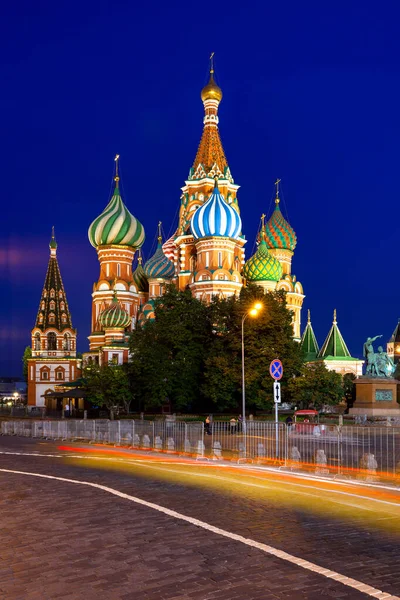 St. Basilika katedralen i skymningen, Röda torget, Moskva — Stockfoto