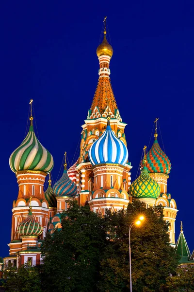 St. Basilika katedralen i skymningen, Röda torget, Moskva — Stockfoto