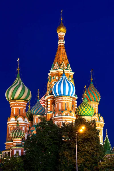 St. Catedral de Basílio ao anoitecer, Praça Vermelha, Moscou — Fotografia de Stock