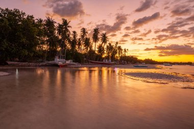 Filipinler, Panglao Adası 'nda güzel bir sahilde gün batımı