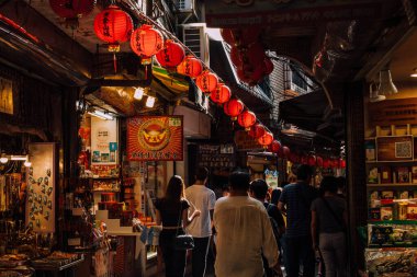 Jiufen, Tayvan - 7 Kasım 2018: Genç bir kadın 7 Kasım 2018 'de Jiufen, Tayvan' da Old Street pazarında kalabalığın arasında yürüyor