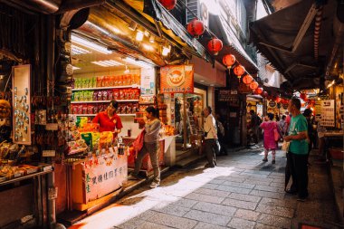 Jiufen, Tayvan - 07 Kasım 2018: Bir kadın 7 Kasım 2018 'de Jiufen, Tayvan' daki Jiufen Old Caddesi 'ndeki pazarda Tayvan çayını tattı.