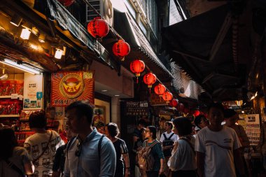 Jiufen, Tayvan - 7 Kasım 2018: İnsanlar 7 Kasım 2018 'de Tayvan' ın Jiufen kentinde kalabalık Old Street pazarında yürürler.