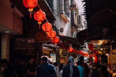 Jiufen, Tayvan - 07 Kasım 2018: İnsanlar 7 Kasım 2018 'de Jiufen, Tayvan' da kalabalık Old Street pazarı boyunca alışverişlerle yürür