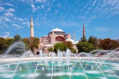 İstanbul, Türkiye - 15 Ağustos 2018: Dünyanın en ünlü Ayasofya Müzesi 'nin 15 Ağustos 2018' de İstanbul, Türkiye 'deki Sultan Ahmet Parkı' ndan gündüz görünümü