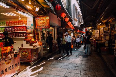 Jiufen, Tayvan - 07 Kasım 2018: İnsanlar 7 Kasım 2018 'de Tayvan' ın Jiufen kentinde Eski Cadde Pazarı boyunca alışverişlerle yürür