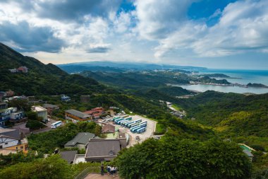 Jiufen, Tayvan - 07 Kasım 2018: Turistler Tayvan 'ın Jiufen kentinde 07 Kasım 2018 tarihinde Tayvan kıyılarından panoramik manzarayı izliyorlar